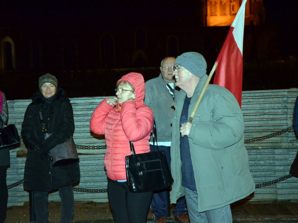 Wolne sądy! Konstytucja! Ponad 200 osób na manifestacji pod ratuszem w Głogowie