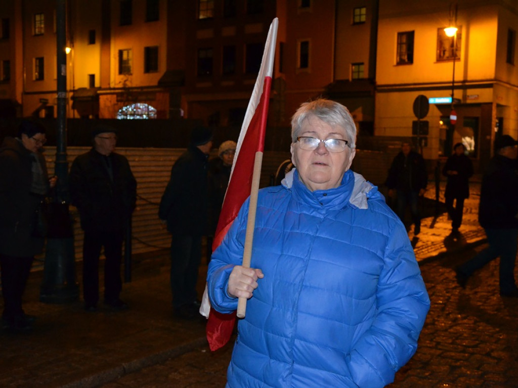 Wolne sądy! Konstytucja! Ponad 200 osób na manifestacji pod ratuszem w Głogowie