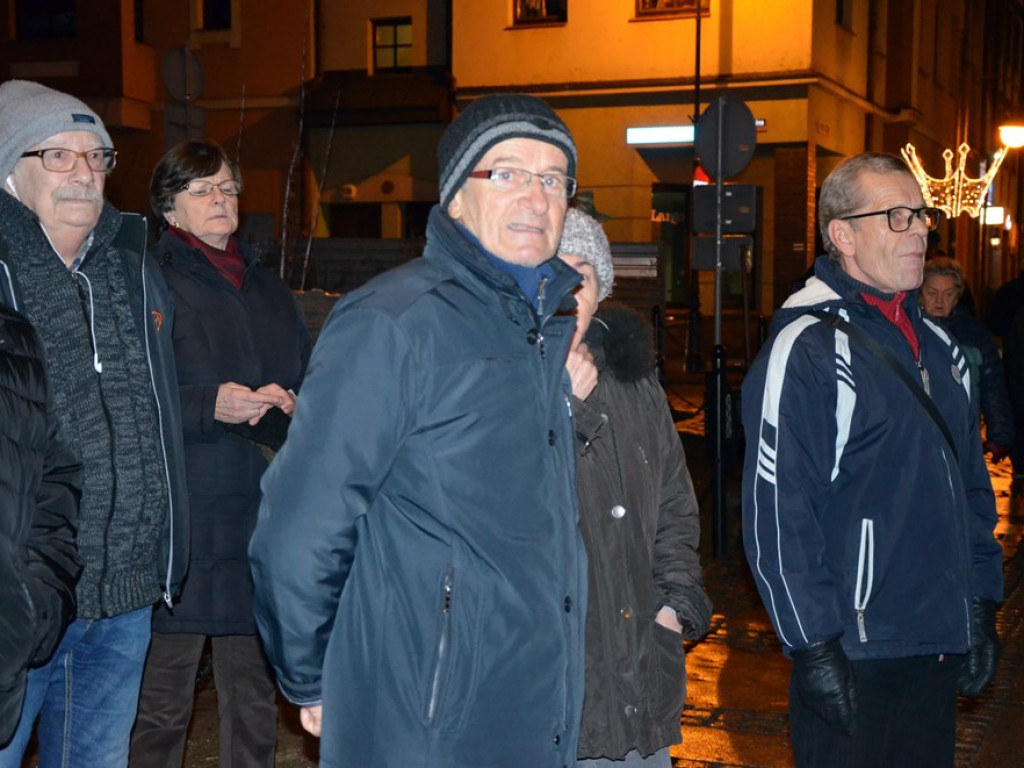 Wolne sądy! Konstytucja! Ponad 200 osób na manifestacji pod ratuszem w Głogowie