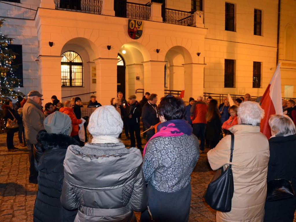 Wolne sądy! Konstytucja! Ponad 200 osób na manifestacji pod ratuszem w Głogowie