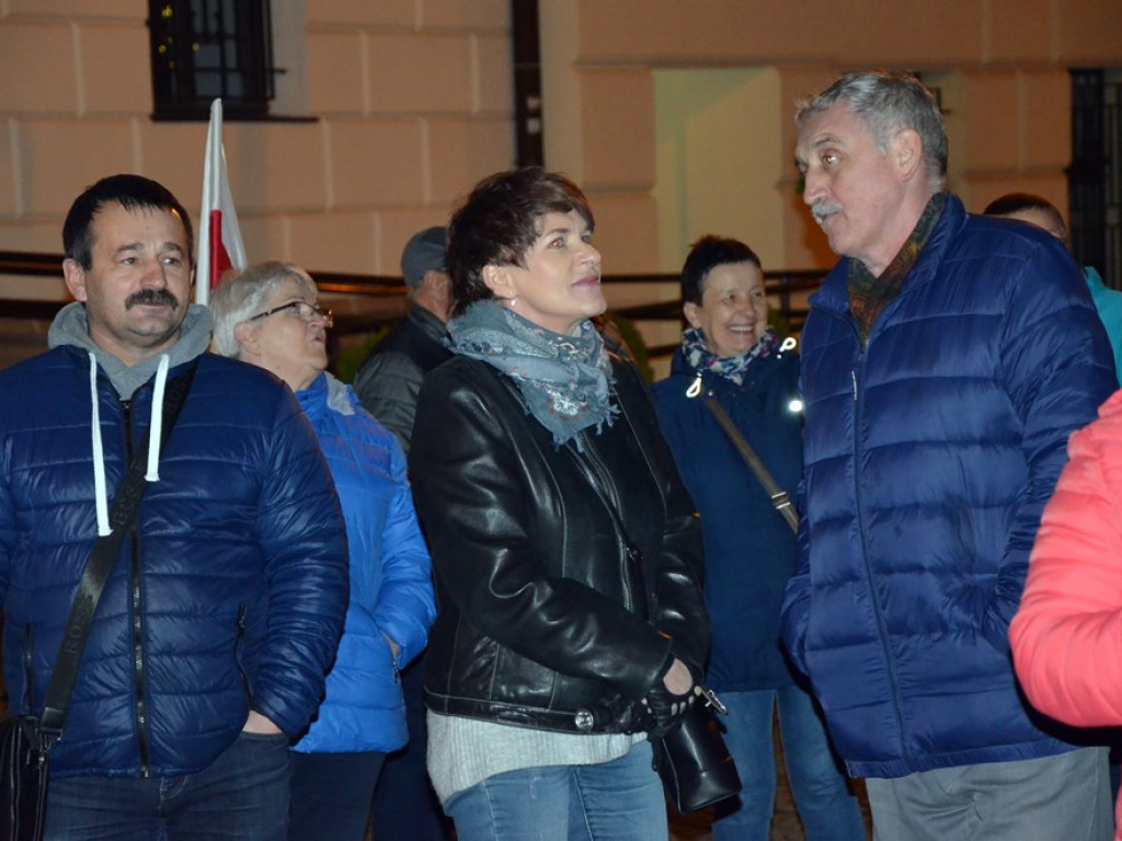 Wolne sądy! Konstytucja! Ponad 200 osób na manifestacji pod ratuszem w Głogowie