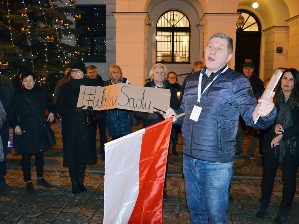 Wolne sądy! Konstytucja! Ponad 200 osób na manifestacji pod ratuszem w Głogowie