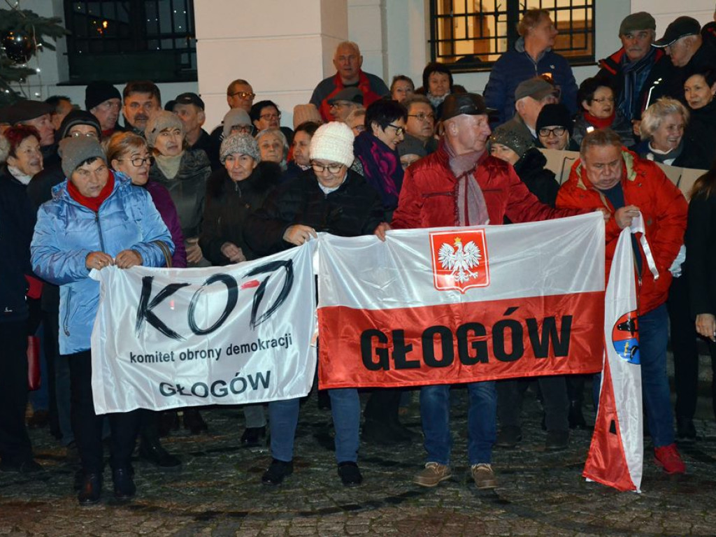 Wolne sądy! Konstytucja! Ponad 200 osób na manifestacji pod ratuszem w Głogowie