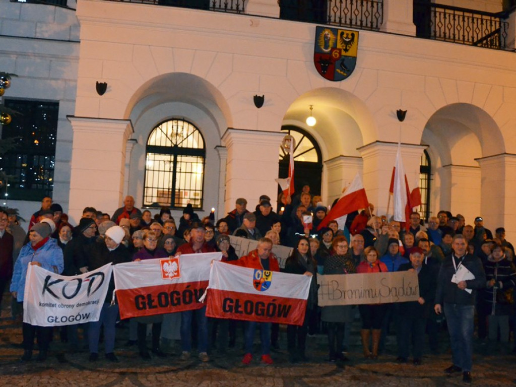Wolne sądy! Konstytucja! Ponad 200 osób na manifestacji pod ratuszem w Głogowie