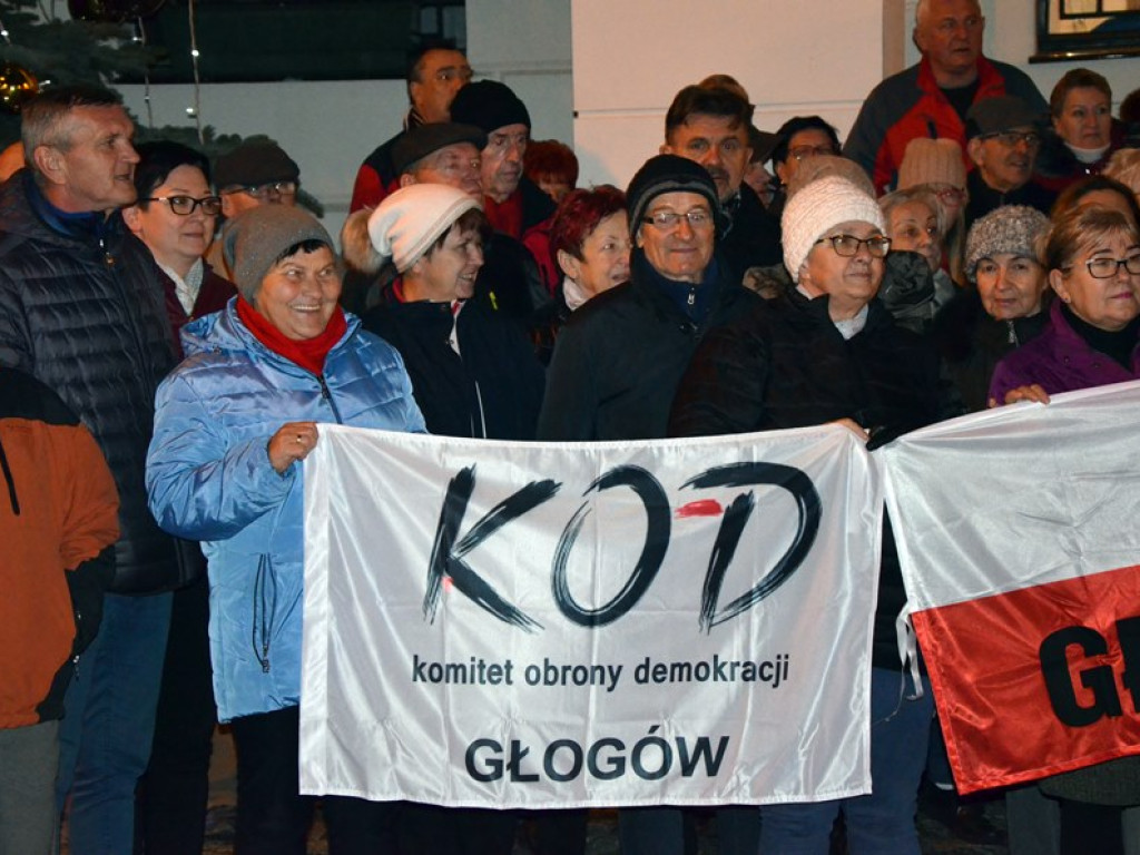 Wolne sądy! Konstytucja! Ponad 200 osób na manifestacji pod ratuszem w Głogowie