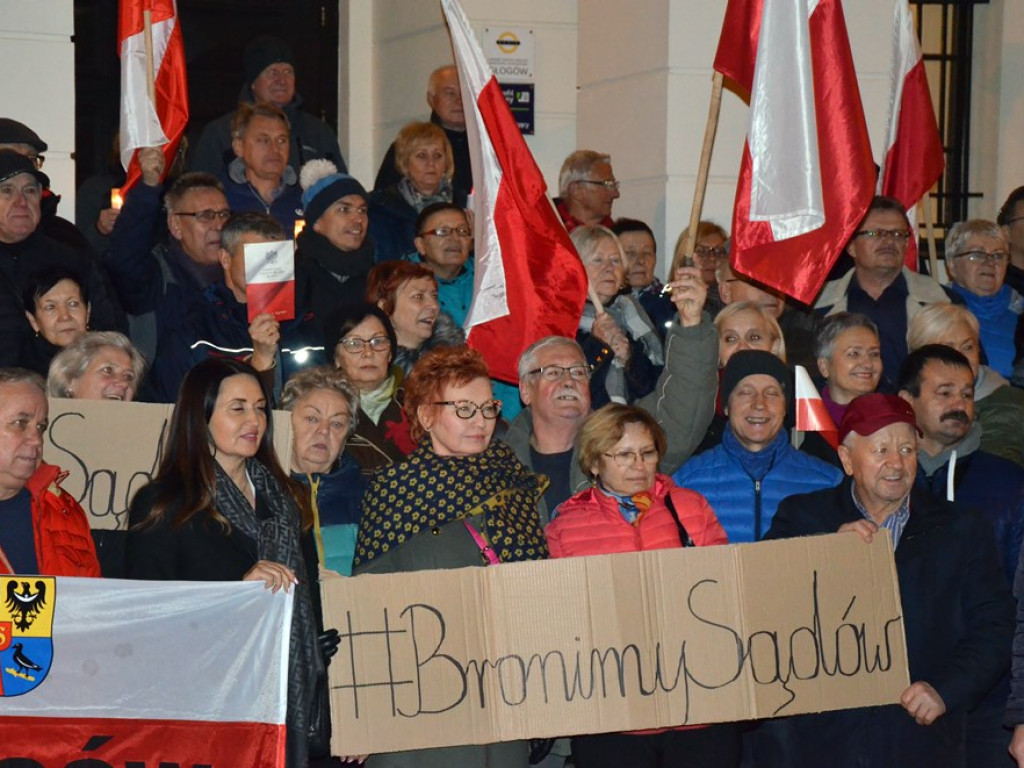 Wolne sądy! Konstytucja! Ponad 200 osób na manifestacji pod ratuszem w Głogowie