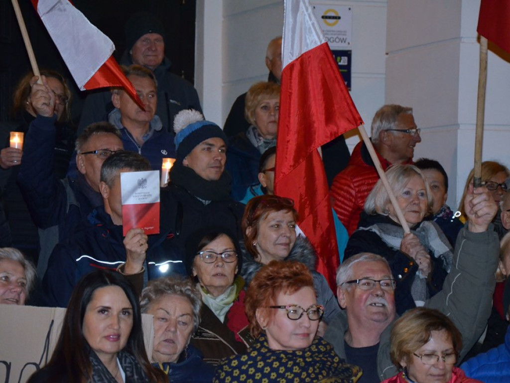 Wolne sądy! Konstytucja! Ponad 200 osób na manifestacji pod ratuszem w Głogowie
