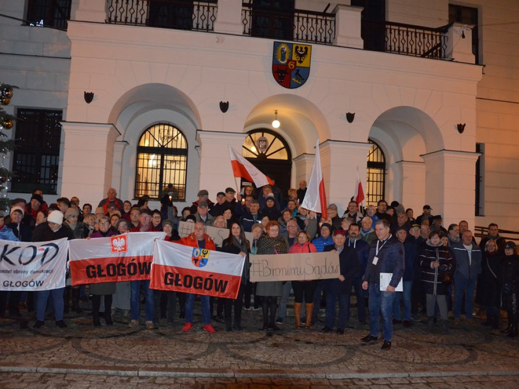 Wolne sądy! Konstytucja! Ponad 200 osób na manifestacji pod ratuszem w Głogowie