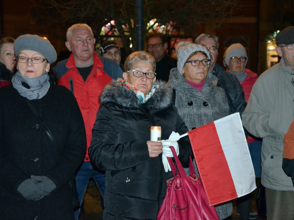 Wolne sądy! Konstytucja! Ponad 200 osób na manifestacji pod ratuszem w Głogowie
