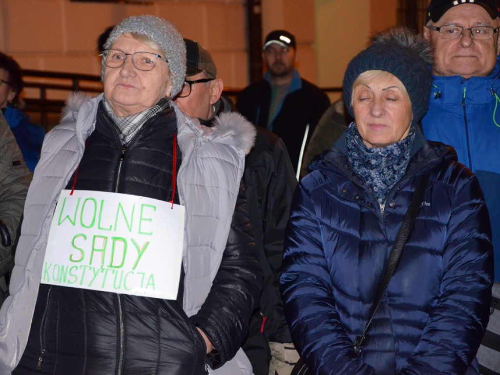 Wolne sądy! Konstytucja! Ponad 200 osób na manifestacji pod ratuszem w Głogowie