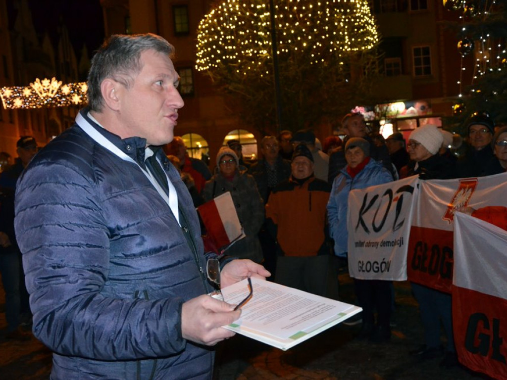 Wolne sądy! Konstytucja! Ponad 200 osób na manifestacji pod ratuszem w Głogowie