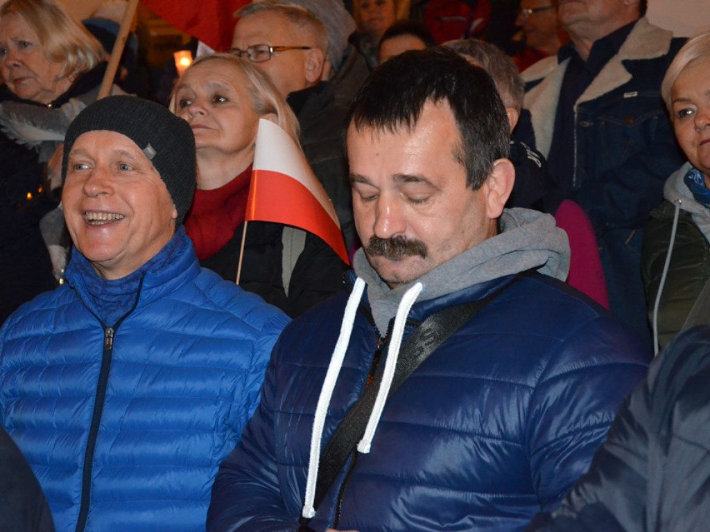 Wolne sądy! Konstytucja! Ponad 200 osób na manifestacji pod ratuszem w Głogowie