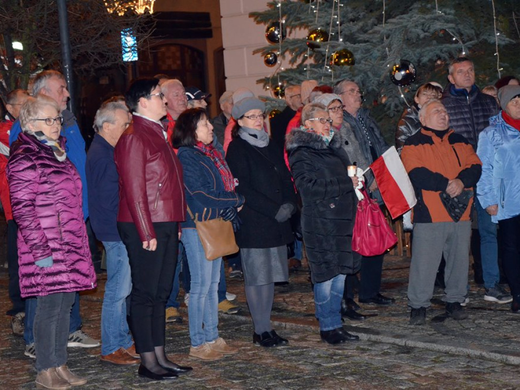 Wolne sądy! Konstytucja! Ponad 200 osób na manifestacji pod ratuszem w Głogowie
