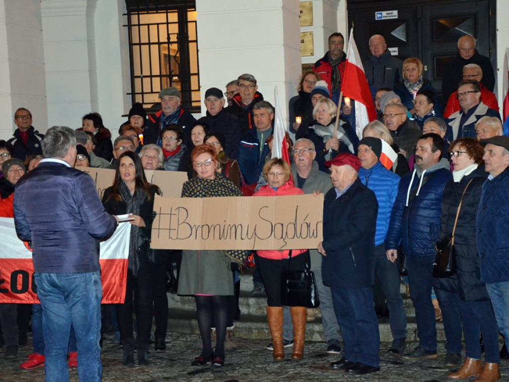 Wolne sądy! Konstytucja! Ponad 200 osób na manifestacji pod ratuszem w Głogowie