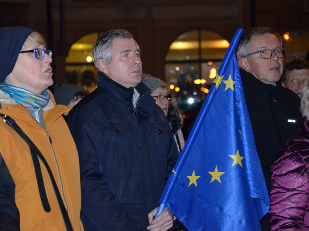 Wolne sądy! Konstytucja! Ponad 200 osób na manifestacji pod ratuszem w Głogowie