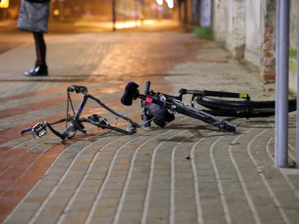 Dramat! Rowerzysta potrącony na ulicy Wojska Polskiego. 20-latek jest poważnie ranny