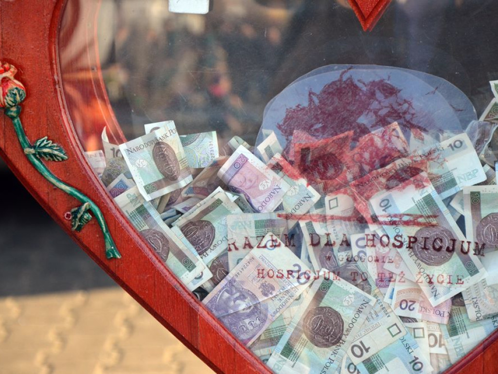 Choinki za wrzutkę do skarbonki fundacji. To finał świątecznej akcji