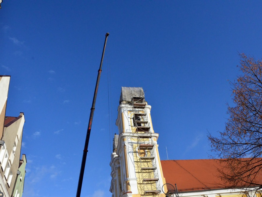 Kopuła z krzyżem na wieży północnej kościoła Bożego Ciała