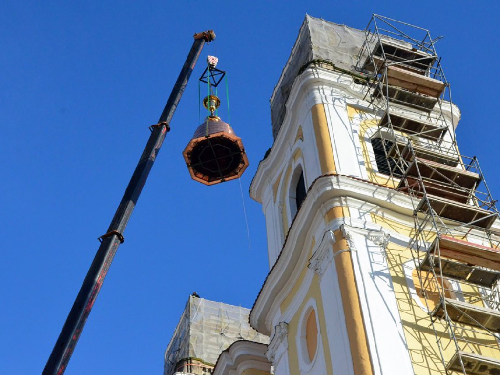 Kopuła z krzyżem na wieży północnej kościoła Bożego Ciała