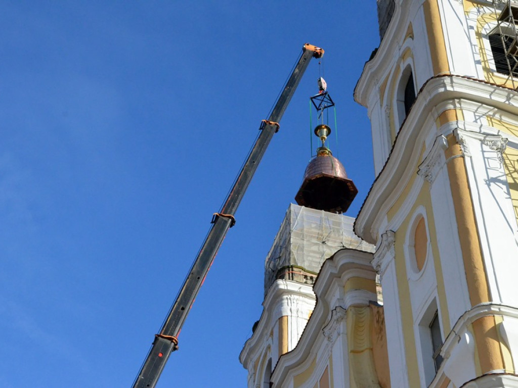 Kopuła z krzyżem na wieży północnej kościoła Bożego Ciała