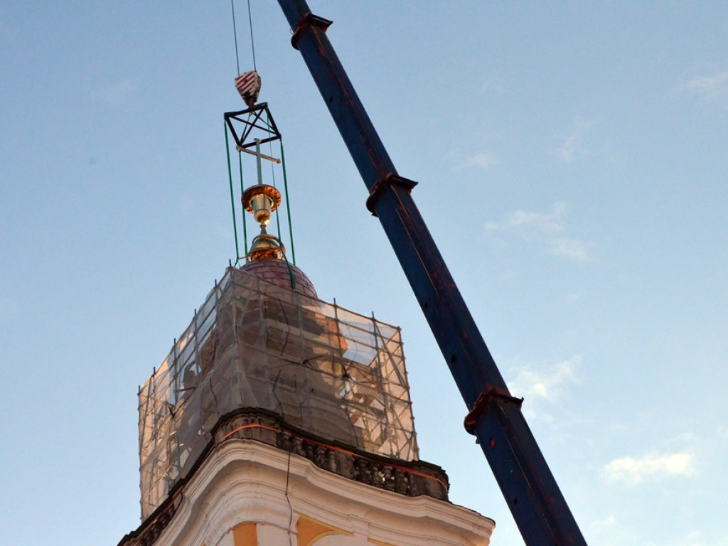 Kopuła z krzyżem na wieży północnej kościoła Bożego Ciała