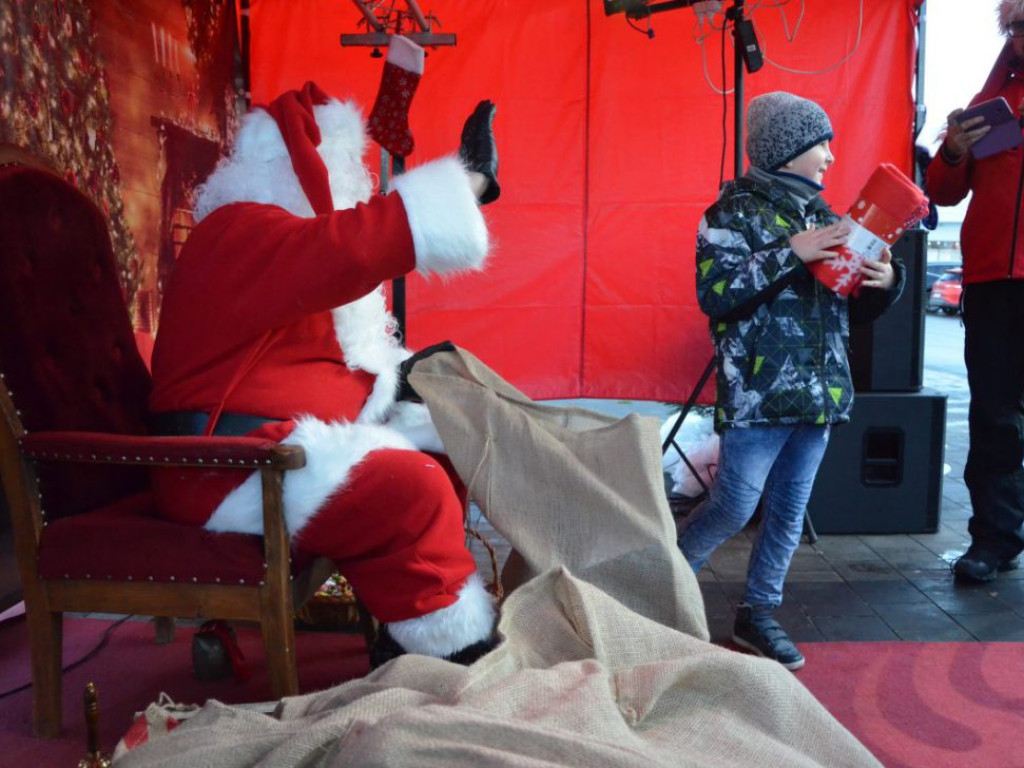 Święty Mikołaj w MultiBox Głogów! Jest prawdziwy, bo rozdaje prezenty, choinki i słodycze. Wpadajcie!