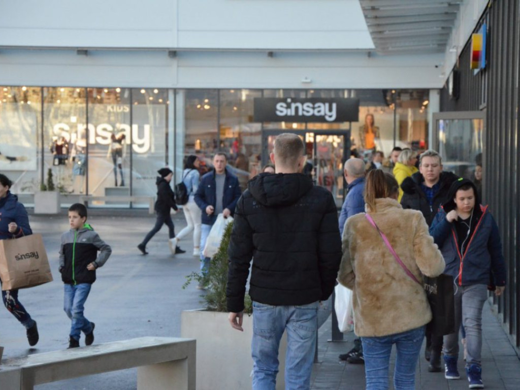 Święty Mikołaj w MultiBox Głogów! Jest prawdziwy, bo rozdaje prezenty, choinki i słodycze. Wpadajcie!