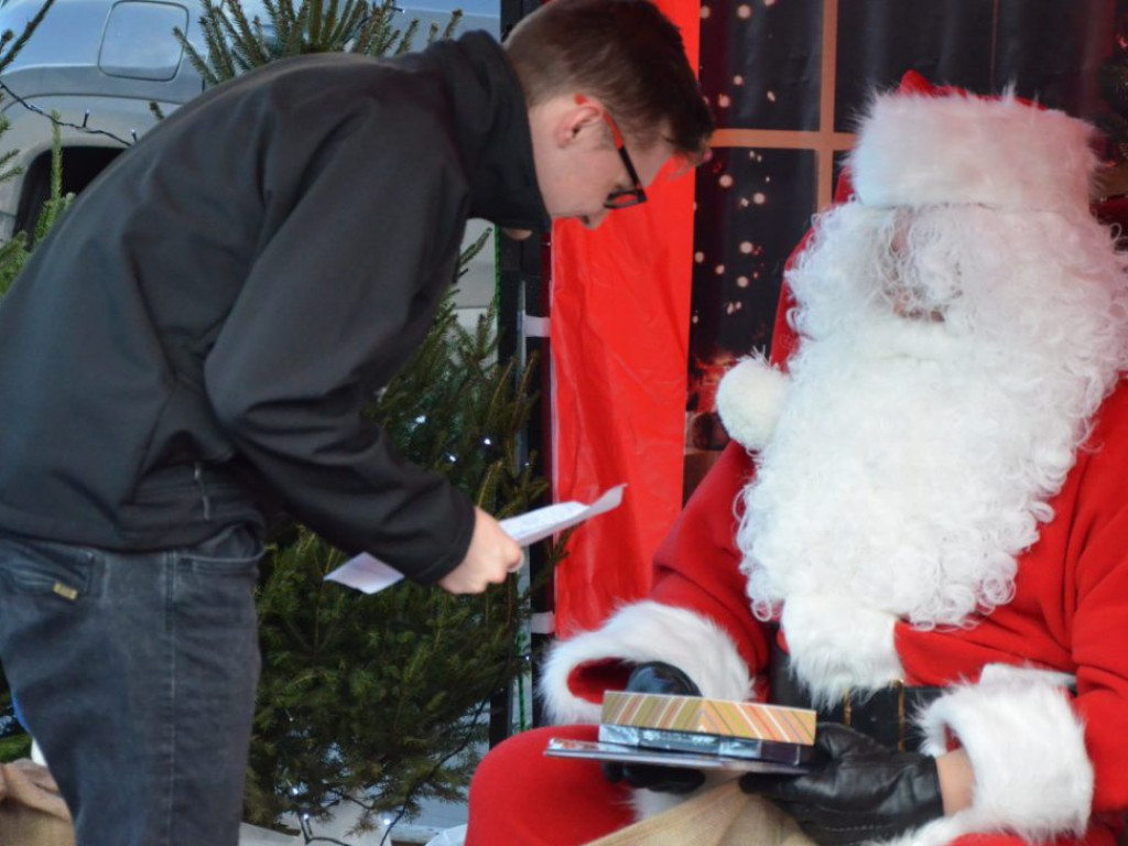 Święty Mikołaj w MultiBox Głogów! Jest prawdziwy, bo rozdaje prezenty, choinki i słodycze. Wpadajcie!