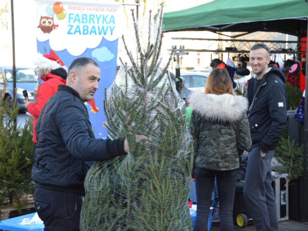 Święty Mikołaj w MultiBox Głogów! Jest prawdziwy, bo rozdaje prezenty, choinki i słodycze. Wpadajcie!
