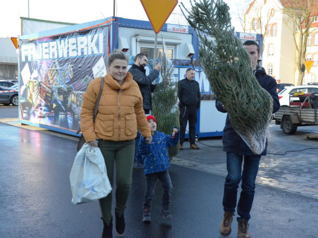 Święty Mikołaj w MultiBox Głogów! Jest prawdziwy, bo rozdaje prezenty, choinki i słodycze. Wpadajcie!