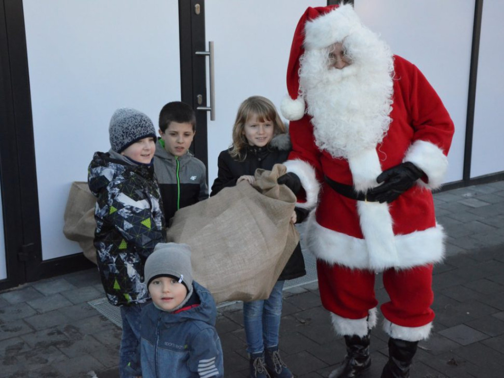 Święty Mikołaj w MultiBox Głogów! Jest prawdziwy, bo rozdaje prezenty, choinki i słodycze. Wpadajcie!