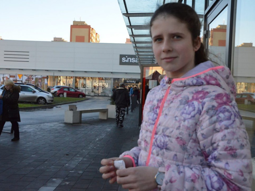 Święty Mikołaj w MultiBox Głogów! Jest prawdziwy, bo rozdaje prezenty, choinki i słodycze. Wpadajcie!