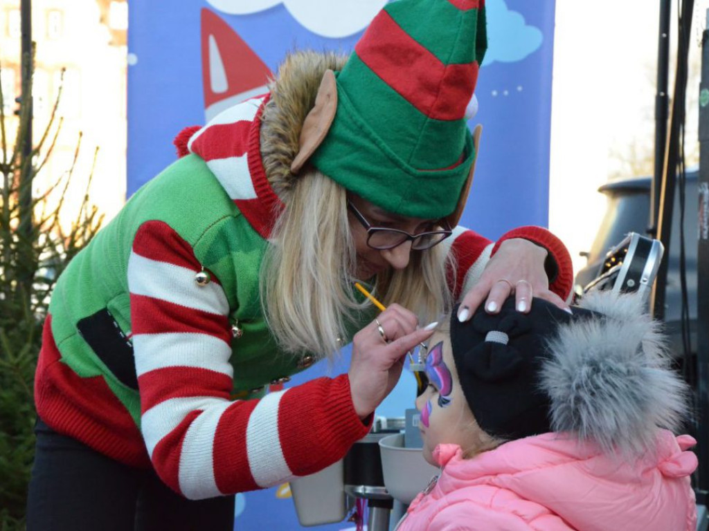 Święty Mikołaj w MultiBox Głogów! Jest prawdziwy, bo rozdaje prezenty, choinki i słodycze. Wpadajcie!