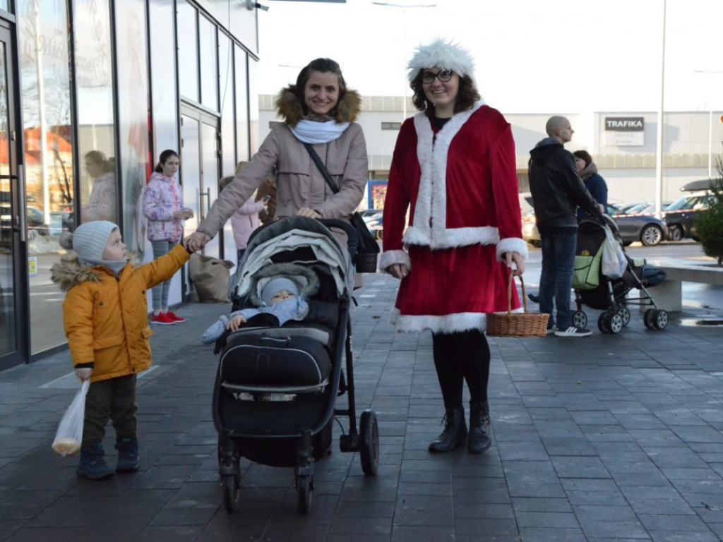 Święty Mikołaj w MultiBox Głogów! Jest prawdziwy, bo rozdaje prezenty, choinki i słodycze. Wpadajcie!