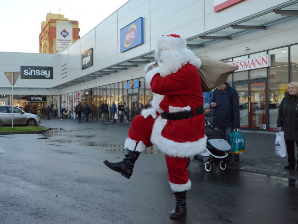Święty Mikołaj w MultiBox Głogów! Jest prawdziwy, bo rozdaje prezenty, choinki i słodycze. Wpadajcie!