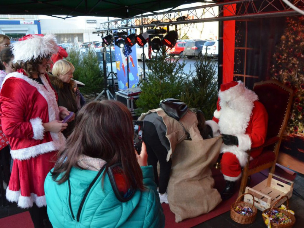 Święty Mikołaj w MultiBox Głogów! Jest prawdziwy, bo rozdaje prezenty, choinki i słodycze. Wpadajcie!