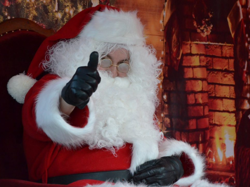 Święty Mikołaj w MultiBox Głogów! Jest prawdziwy, bo rozdaje prezenty, choinki i słodycze. Wpadajcie!