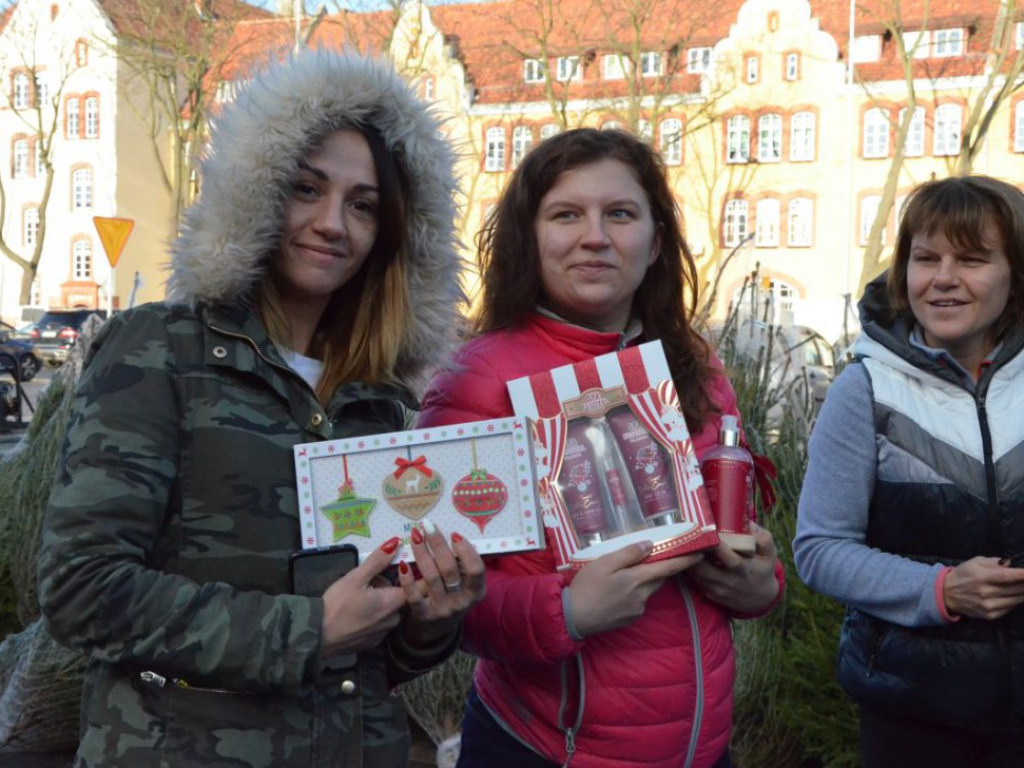 Święty Mikołaj w MultiBox Głogów! Jest prawdziwy, bo rozdaje prezenty, choinki i słodycze. Wpadajcie!
