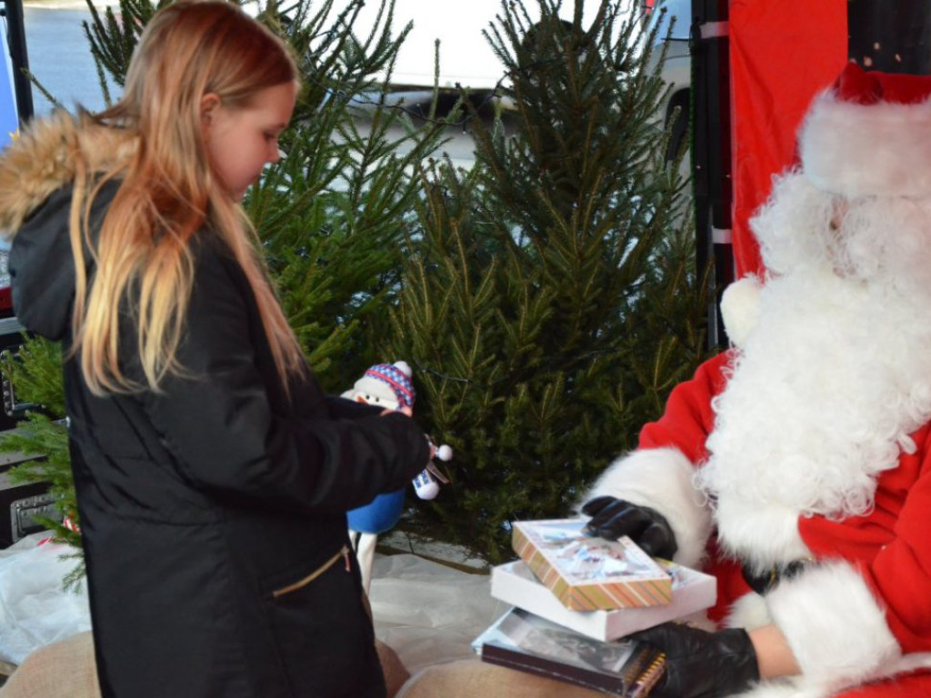 Święty Mikołaj w MultiBox Głogów! Jest prawdziwy, bo rozdaje prezenty, choinki i słodycze. Wpadajcie!