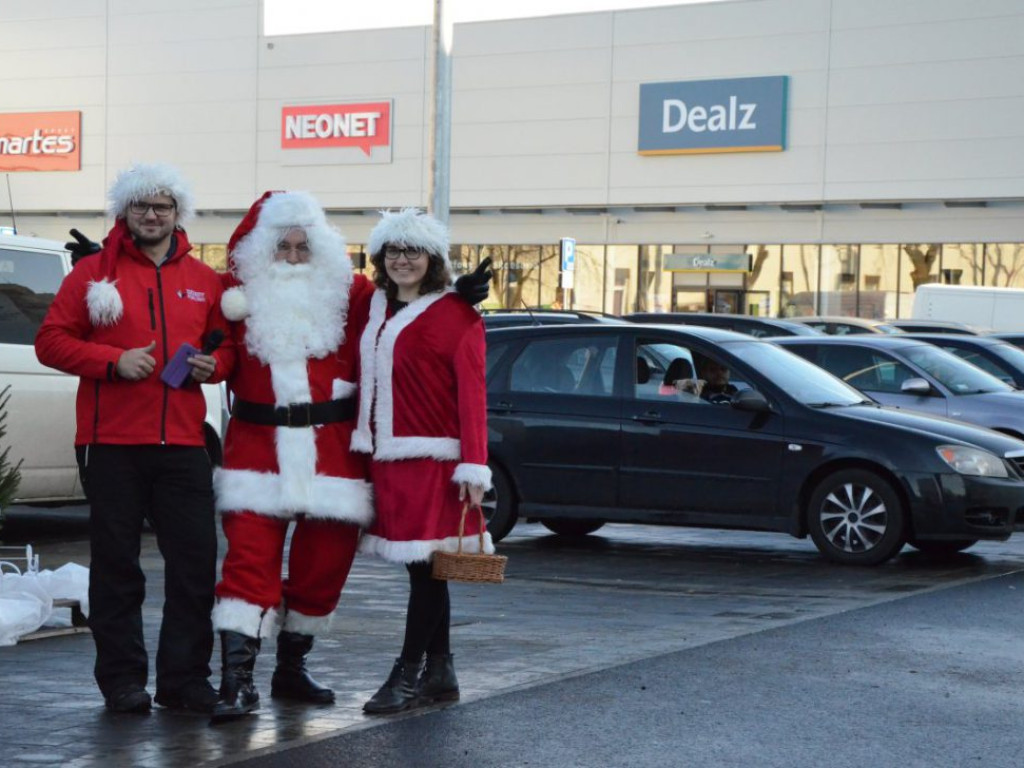 Święty Mikołaj w MultiBox Głogów! Jest prawdziwy, bo rozdaje prezenty, choinki i słodycze. Wpadajcie!