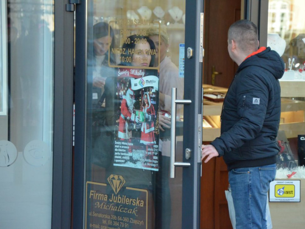 Święty Mikołaj w MultiBox Głogów! Jest prawdziwy, bo rozdaje prezenty, choinki i słodycze. Wpadajcie!