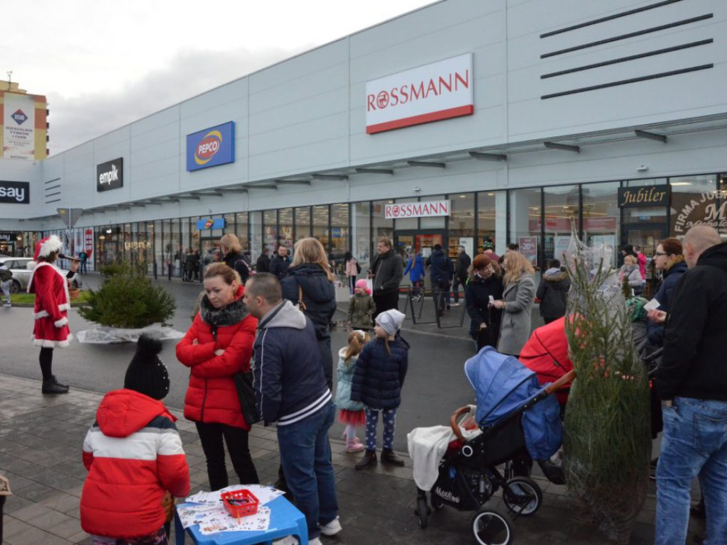 Święty Mikołaj w MultiBox Głogów rozdał setki prezentów i choinek. Świetna zabawa dla całych rodzin