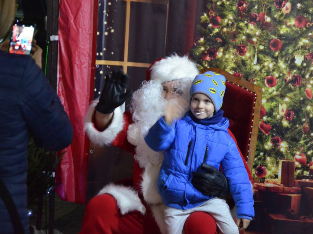Święty Mikołaj w MultiBox Głogów rozdał setki prezentów i choinek. Świetna zabawa dla całych rodzin