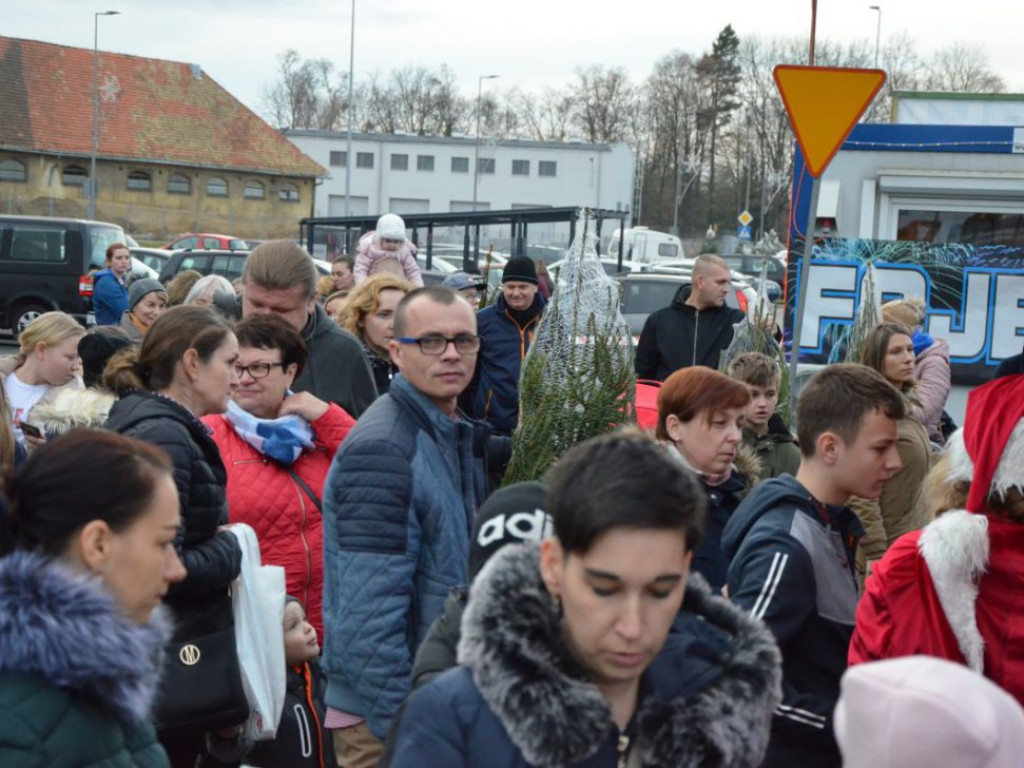 Święty Mikołaj w MultiBox Głogów rozdał setki prezentów i choinek. Świetna zabawa dla całych rodzin