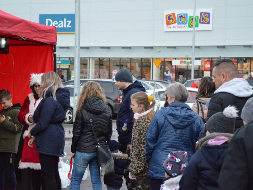 Święty Mikołaj w MultiBox Głogów rozdał setki prezentów i choinek. Świetna zabawa dla całych rodzin