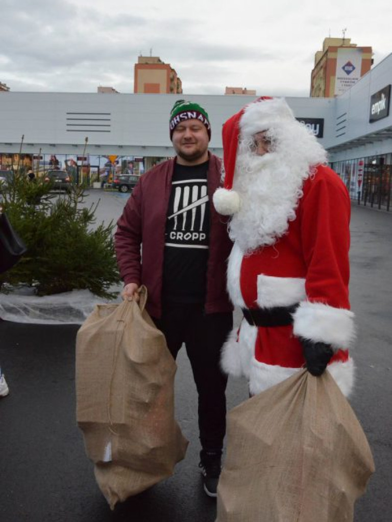Święty Mikołaj w MultiBox Głogów rozdał setki prezentów i choinek. Świetna zabawa dla całych rodzin