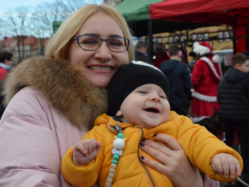 Święty Mikołaj w MultiBox Głogów rozdał setki prezentów i choinek. Świetna zabawa dla całych rodzin