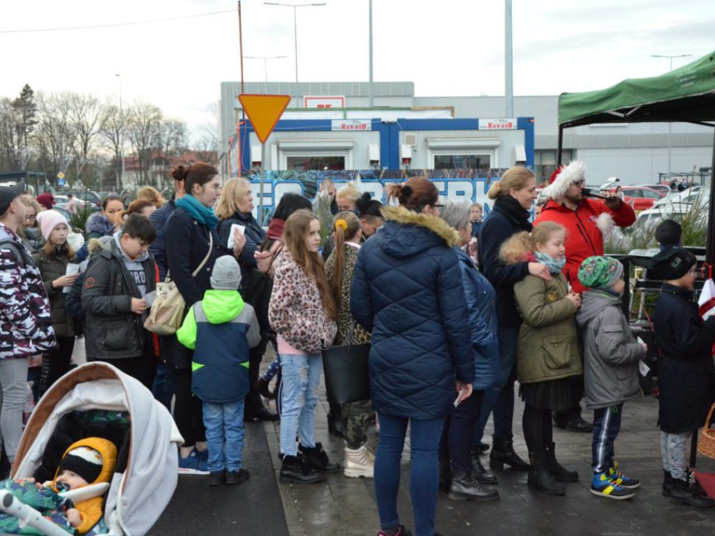 Święty Mikołaj w MultiBox Głogów rozdał setki prezentów i choinek. Świetna zabawa dla całych rodzin