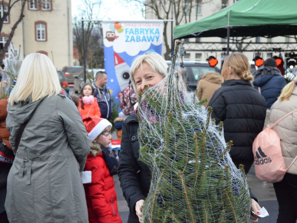 Święty Mikołaj w MultiBox Głogów rozdał setki prezentów i choinek. Świetna zabawa dla całych rodzin