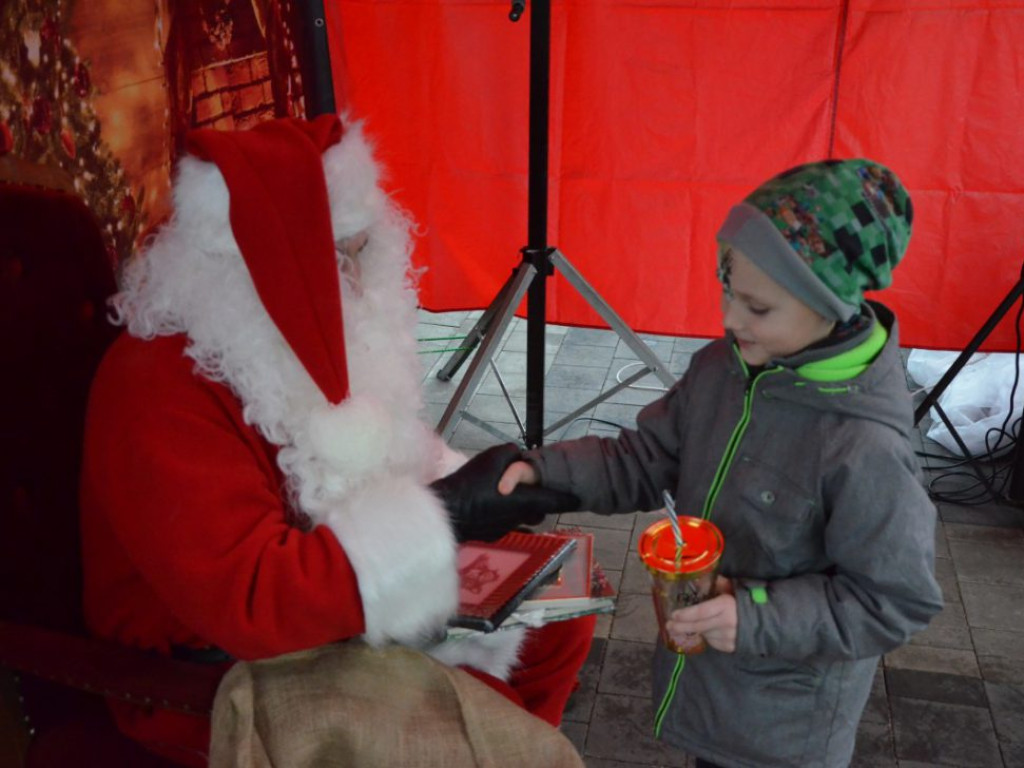 Święty Mikołaj w MultiBox Głogów rozdał setki prezentów i choinek. Świetna zabawa dla całych rodzin